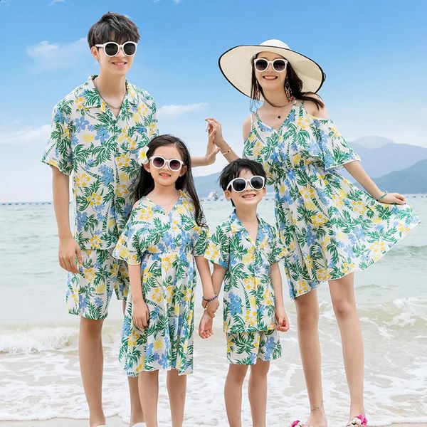 Família combina com roupas de verão mamãe, filha floral vestidos papai filho shorts shorts de férias casas de casas conjuntos de mares mar lase 240416