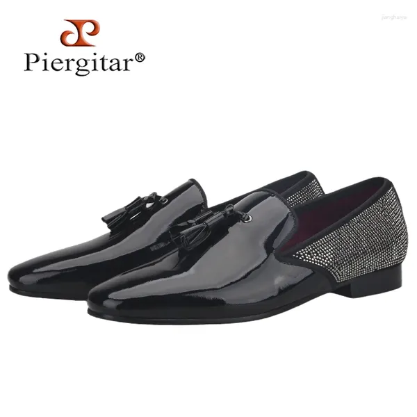 Lässige Schuhe Piergitar 2024 handgefertigtes schwarzes Patent Leder Quasten Design Herren -Slipper Klassischer Stichstich -Strass -Männer Flats rote Farbe