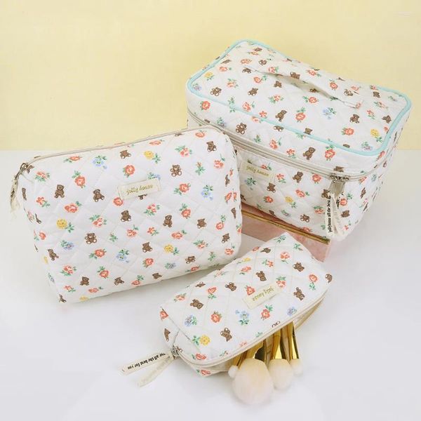 Kosmetische Taschen 3pcs Baumwolle gesteppte Make -up -Beutel Frauen große Reisetoppels ästhetische süße Kawaii Bär/Erdbeere