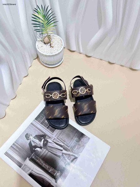 Novo Baby Sandals Sapatos Brown Kids Preço Tamanho 26-35, incluindo caixa de papelão Decoração de logotipo Metal Slippers 24April