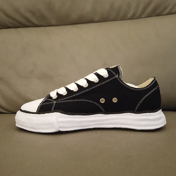 2024 neuestes Model Maison Mihara Yasuhiro Low geschnittene Männer- und Frauen-vielseitige Schuhe für den Sommer Neuen MMY Black-and White Canvas Designer Schuhe Big Size 36-47