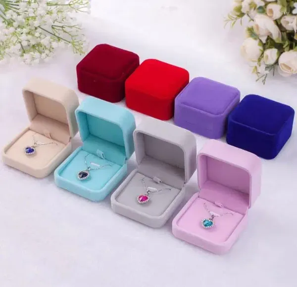 Geschenkverpackung 100pcs/Los Klassiker Velvet Schmuckschachtel 7x7x4cm Halskette Anhänger Boxes Schmuck Aufbewahrung Verpackung Hüllen Großhandel SN628