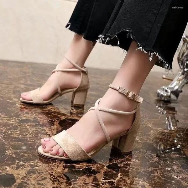 Sapatos de vestido Senhoras saltos altos saltos grossos uma palavra fivelas sexy sandálias de estilo romano para mulheres verão 2024 calçados meio em oferta VIP