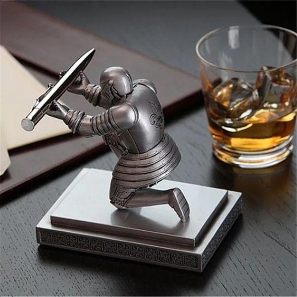 Home Decoration Desktop Anhänger Figur Executive Soldier Knight Pen Stand Halter Support Stift Sitz Schreibtisch Rüstungsheld 240323