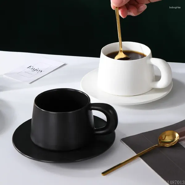 Кружки 1pc черная/белая кружка керамический домашний обеденный стол в ресторане снабжает завтрак послеобеденный чайная вода для кофейной чашки набор тарелок