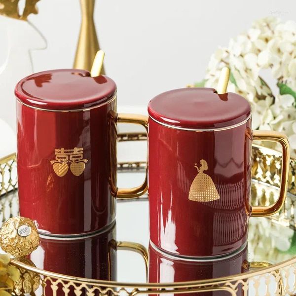 Tassen 450 ml kreativer Hochzeitspaar Tasse einzigartiger roter Keramik -Becher mit Deckel und Edelstahllöffel Geschenk für Ehemann Ehefrau