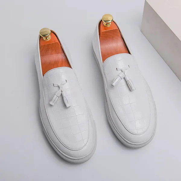 Casual Shoes 2024 Frühling Britische Streetstyle Flat-Ladungsanwälte für massive weiße schwarze Hombre tägliches Bankettkleid von Männern