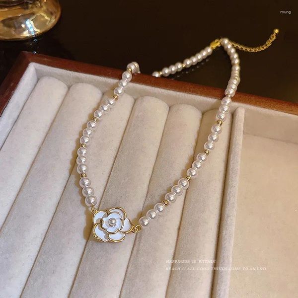 Collane a sospensione Vintage Camellia Pearl Collana per donne 2024 Arriva