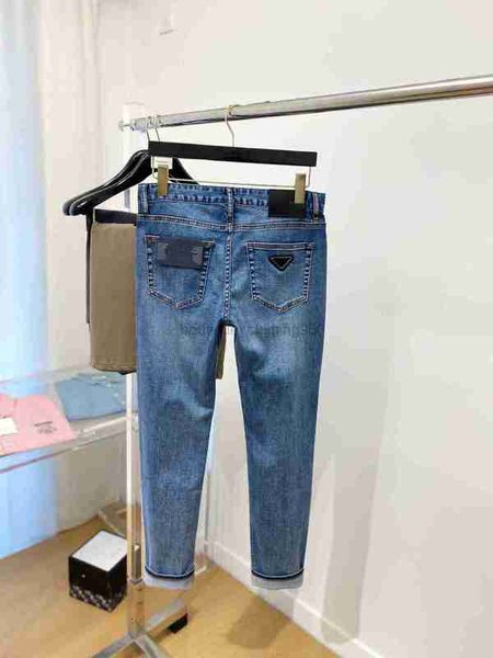 Herrendesignerjeans hochwertige dreieckige Jeans für den Sommer -Dünnstil für Männer mit vier Seiten elastischer schlanker Fit kleines Bein Freizeithosen Trendige europäische Waren