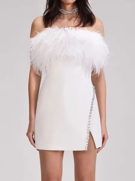 Abiti casual Donne femminile Feathe Splicate Mini vestito Slash collo in perline di colore Slitto Solido donna sexy abito corto elegante per il 2024 prima