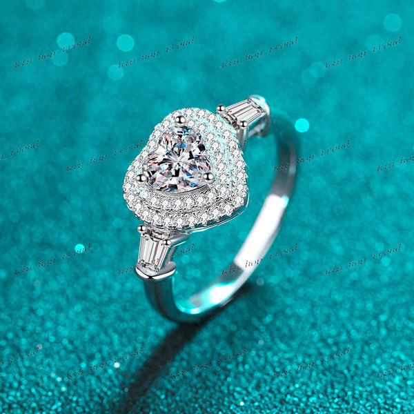 Hot Sales VVs Diamond Engagement Moissanite Heart Shaped Rings for Women