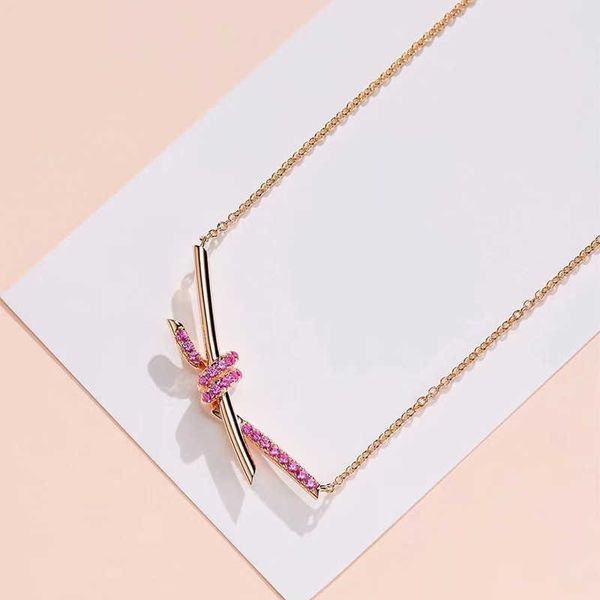 Designer Brandneue verdrehte Knoten Halskette für Frauen leichte Luxus und Nische Roségold -Bogen Colarbone Kette Pure Silber Pink Smile Trend