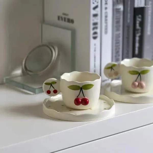 Кружки 1Set Прекрасные тисненные вишневые керамические чашки с тарелками Творческий теплостойкий кофейный кофейный домашний сок пить молоко завтрак