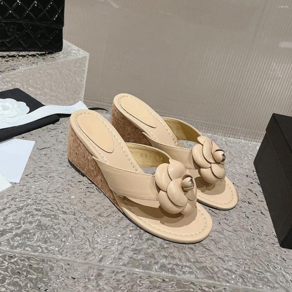 Hausschuheschuhe für Frauen size34-41 Echte Leder High Heels Flip-Flops Keile Blumenperlen Designer Zapatillas Mujer