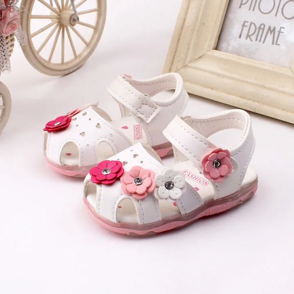 Baby Girls LED SANDALS Sommer süßes Kind Kleinkind Schuhe Mode Blume Prinzessin weiche Kinder Kinder geboren Strand 240329