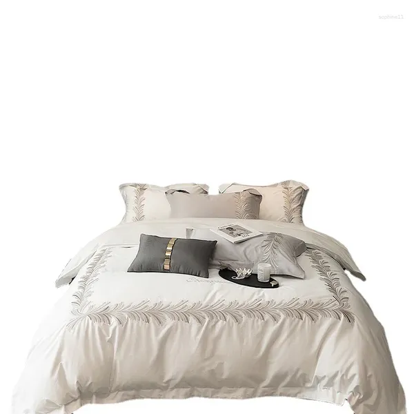 Set di biancheria da letto 2024 EST in cotone lungo in cotone a quattro pezzi Modello di piuma di piuma semplice in stile nordico colore bianco