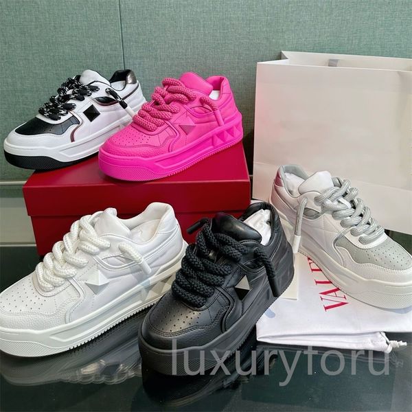 Scarpe casual designer stallone uomini aperti da donna Rivet bianco Allenatori rossi Black Dress Schema Famosa in pelle di Parigi Sneaker sport bassi traspiranti