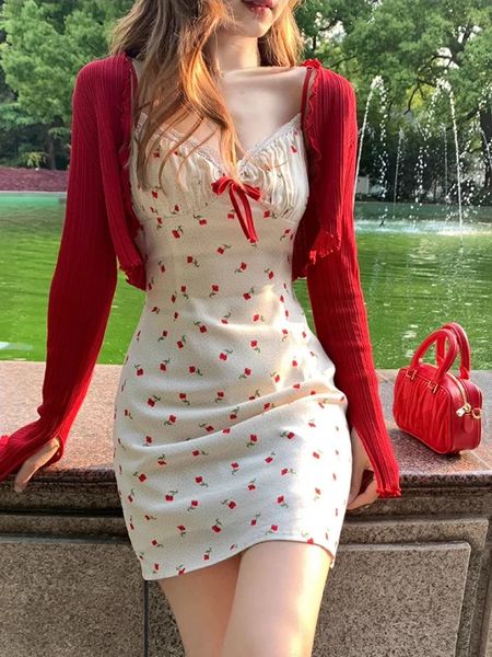 2023 Autumn Sweet 2 peças Conjunto de vestidos Mulher Red Cardigan Tops Strap Floral Y2K Mini Party Korean Fashion Suit 240402