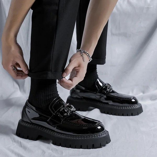 Lässige Schuhe Männer Kette Streetwear Mode Vintage Dicker Sohle -Lack -Leder -Slip - auf Slebenden männliche Pendelhochzeitskleid