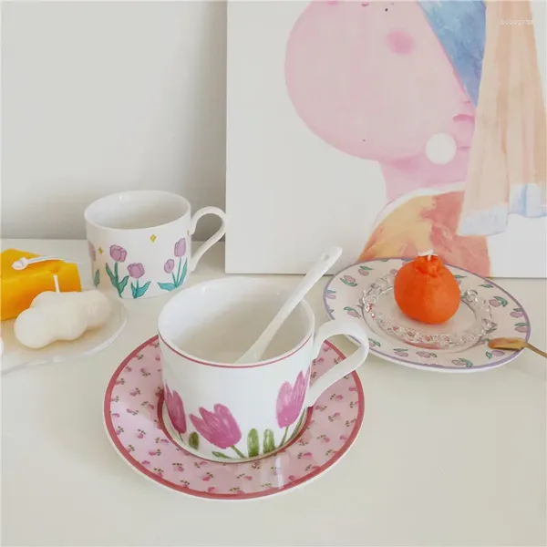 Tazze adorabili tazze da caffè in tulipano rosa per tè con cucchiaio da piatto da dessert coppia cremica tazza di piattino set da 250 ml di stoviglie