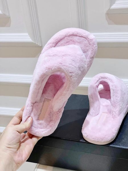 Hausschuhe Ins Style Brot dicker Sohle Wolle Flip-Flops warme Baumwollsandalen Süße Heimclip Zehen Metall Buchstaben Frauenschuhe