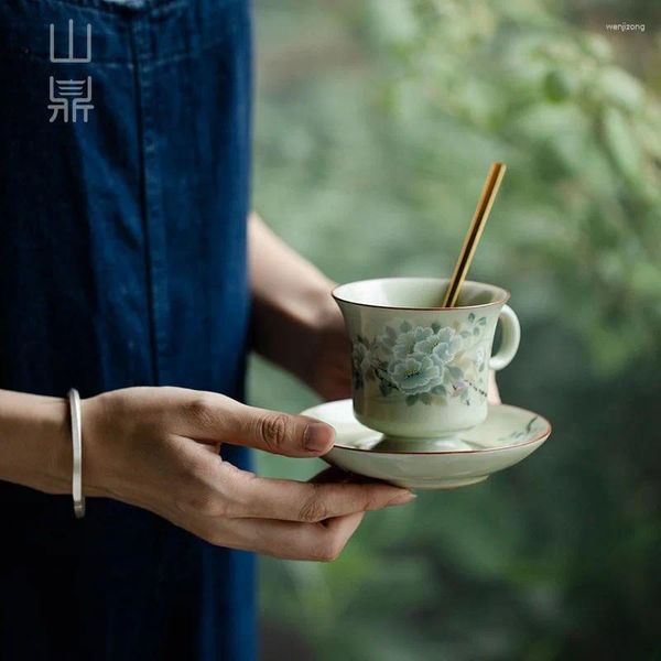 Tassen Retro -Keramikbecher Chinesisches Porzellan Handgriff Kaffeetasse Milk Tee Tasse mit Löffel und Tablett Wohnkultur Getränkware