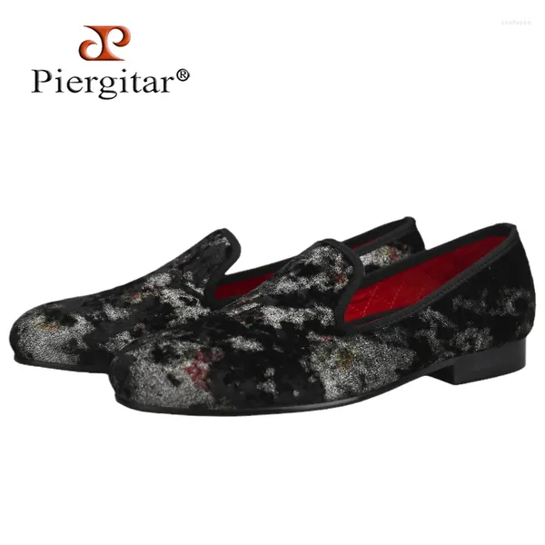 Повседневная обувь Piergitar 2024 Прибытие красочные принты дизайны черные бархатные мужчины.