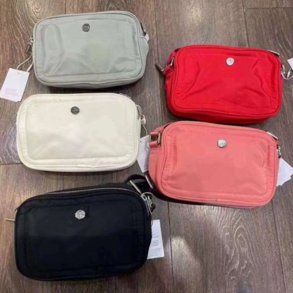 Sırt çantası 2L Kemer Çantası Moda Sıradan Kadınlar Diagonal Metal Lulu Move Seyahat Crossbody Kamera Unisex Açık Spor Lemons LL223