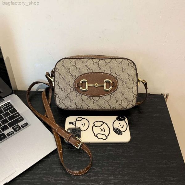 O designer de bolsas vende bolsas femininas de marca com 50% de textura de bolsa de desconto nova moda feminina versátil um ombro crossbody