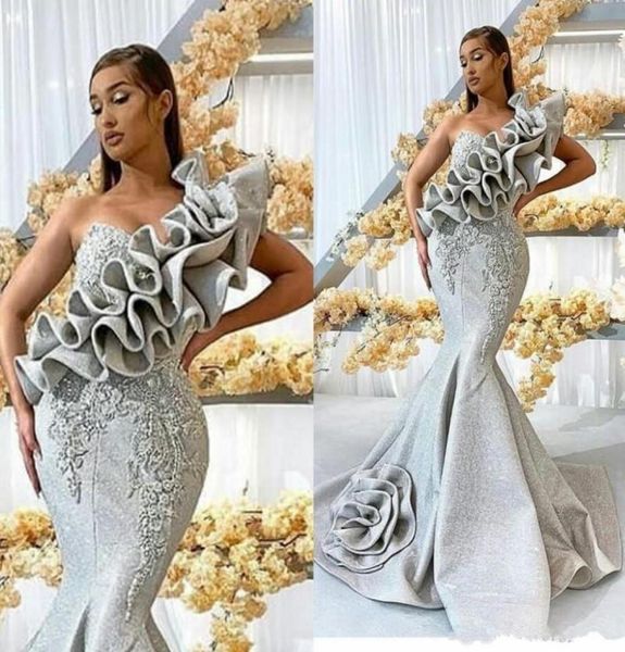 New Silver One Schulter Abendkleider langer Spitzen applikativer Meerjungfrau Prom Kleid Luxus Perlen Rüschen formelle Partykleider Roben de S9728485