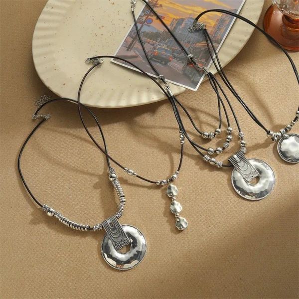 Ketten Vintage Hohlaus outscheibenförmige Anhänger Halskette für Frauen Mädchen Silber Farbe Persönlichkeit Metall Geometrisch
