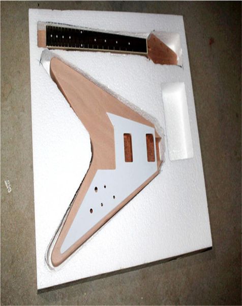 Fabrik elektrische V -Form Halbfinierte Gitarren -Kitsdiy Guitarno Paintmahogany und Neckweiß Pickguardcan verändert 4178048