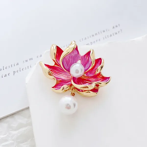 Broschen Chinesische Stil Lotus Brosche Imitation Perle Anhänger Pink Blumenpflanze Pins Frauen Bankett Kleidung Juwelierzubehör Geschenk