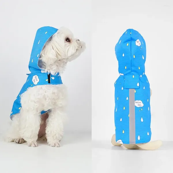 Cucciolo di abbigliamento per cani impermea di un impermeabile di color brillante di colore pieno di colore brillante.