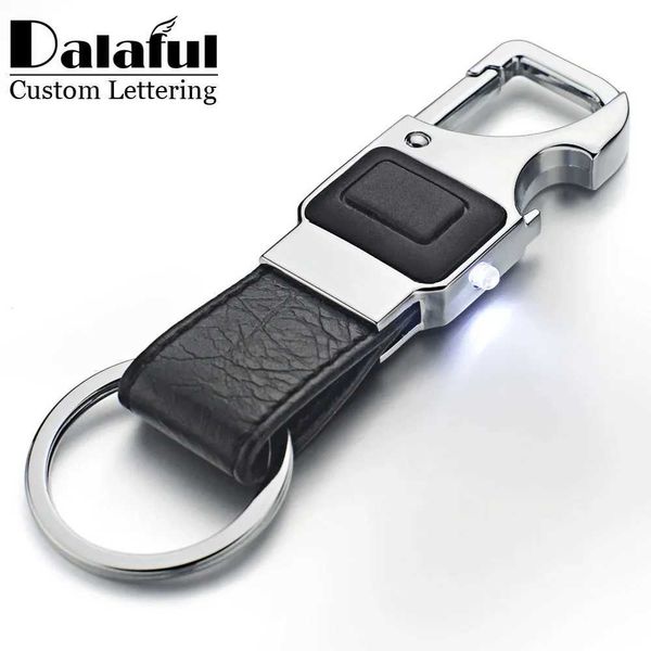 Schlüsselanhänger Lanyards Dalaful Custom Letter Keychain LED LED LACK BEERBERERSTÜLLE Multifunktional Leder Herren Autohalter K355 Q240403