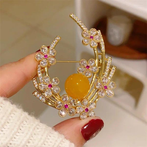 Broschen Retro Retro chinesische Stil Pflaumenblüten elegante Bienenwachs Perlen Corsage Mode Zirkon Mantel Pin Frauen Accessoires Urlaubsgeschenk