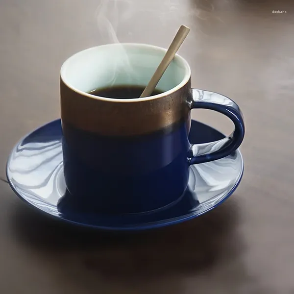 Tazze in Europa in stile tazza di caffè in ceramica con pistola retrò porcellana fatta a mano in oro blu profondo e vassoio pigmentato e vassoio