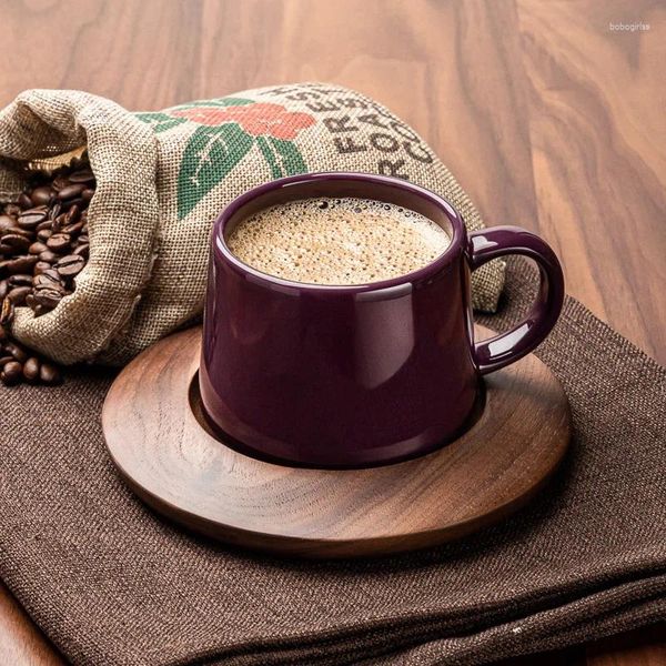 Becher Bone China Purple Coffee Coffee Tasse und Untertassen -Set Europäisches Porzellan mit Holzschalen Haushalt einfache Geschenkboxverpackung