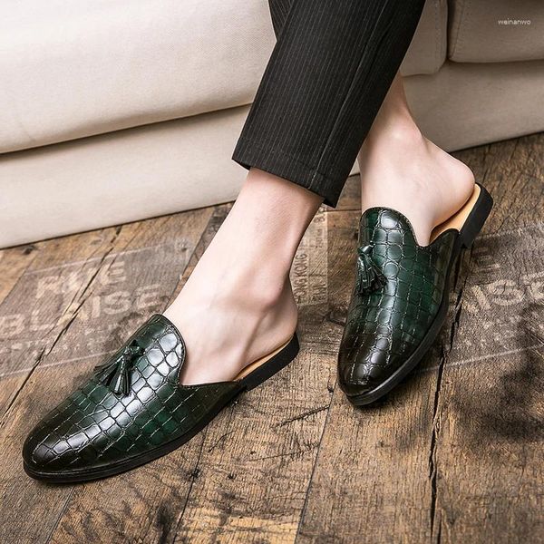 Sapatos de vestido mocassins de mula verde com borla deslizante no homem falso de couro casual