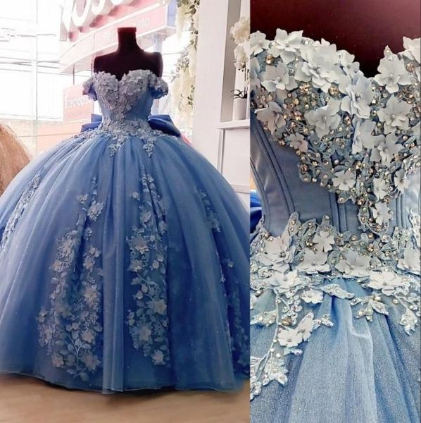 2021 Vestido de bola de quinceanera azul claro Blue fora do ombro Crystal Pérolas com flores Tulle plus size Sweet 16 Party P1633293