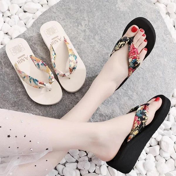 Terlik Flip Flops Kadın Retro Çiçek Platform Ayakkabı Saten Kama Plaj Merkezi Moda Işığı Ev Zapatos Mujer