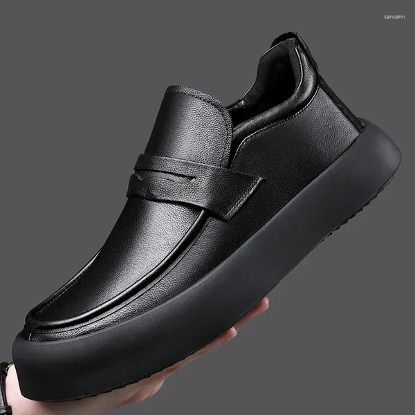 Sapatos casuais 2024Genuine Men Winter Plus Velvet Footwear confortável Mocassin Fashion Slip-On Men Flats