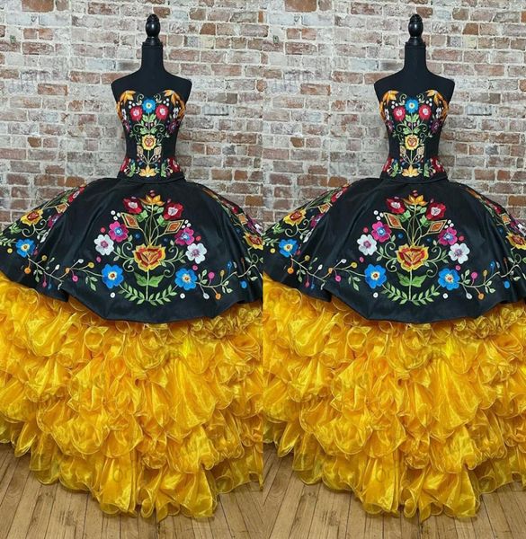 2022 Vintage Siyah Sarı Quinceanera Elbiseler Meksika tarzı çiçekler işlemeli fırfırlar askısız dantelli tatlı 15 kız charro6121045