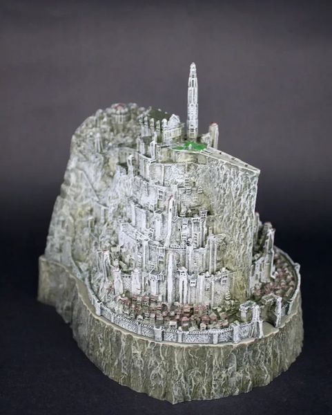 Figure d'azione di alta qualità Minas Tirith Modello Statue Collezione Toys Collezione di imitazione di rame Regola del posacenere 240407