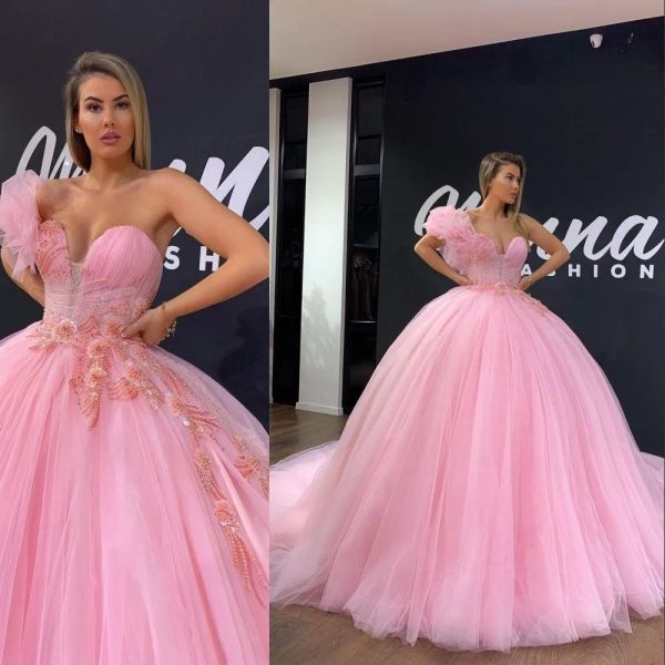 Vestiti a buon mercato sexy rosa sexy a una spalla Quinceanera abiti da ballo abito a base di perline di cristallo illusione gonfio in tulle vestito da festa formale da ballo ballo