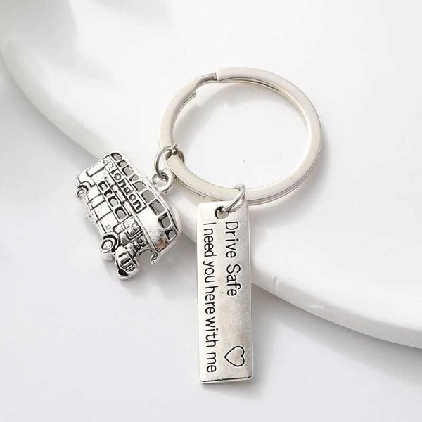 Keychains colhedores de moda liga de desenho animado de dois andares de dois andares de dois andares de barro de barro para homens para homens Homizes Bolsa de presente de decoração q240403