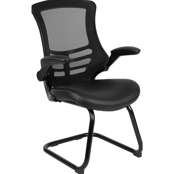 Современное черное сетчатое кресло с белым кожаным сиденьем, откидные руки - гладкий дизайн для офиса, зала ожидания или конференц -зала