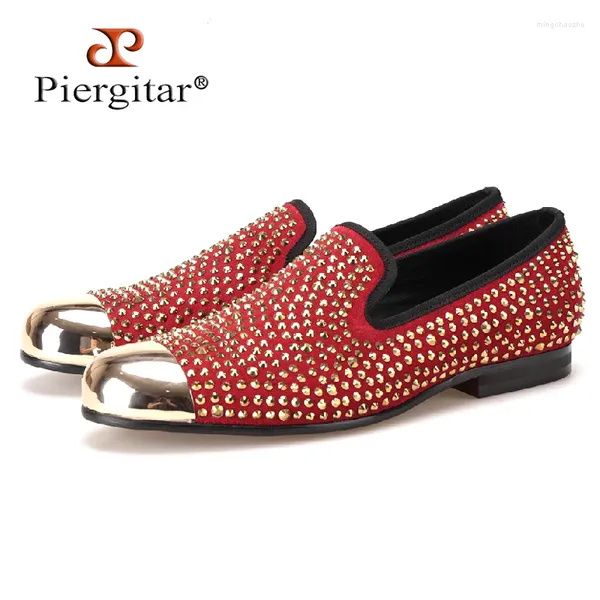 Scarpe casual Piergitar Uomini in pelle scamosciata rossa fatta a mano con strass oro e abbigliamento per banchetti per feste in metallo