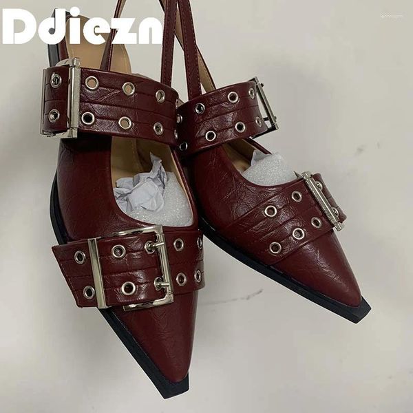 Sandali donne piatte con scarpe designer primaverile fibbia cinturino da donna piatti per la punta di piedi casual muli