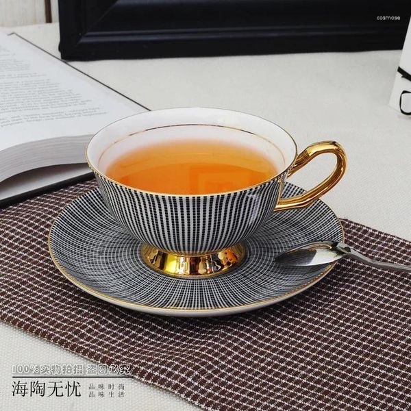 Чашки блюдцы Творческая ретро-кофейная чашка и блюдца, установив высококлассный европейский костный китайский керамический ароматический чай